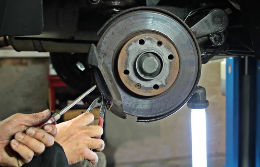 Le changement des disques de freins chez Aurel automobile