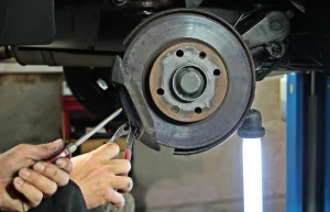 Le changement des disques de freins chez Aurel automobile