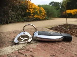 Comment résoudre un problème avec la clé de contact de Mercedes ?